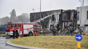 avioneta se estrella contra edificio en italia; mueren 8