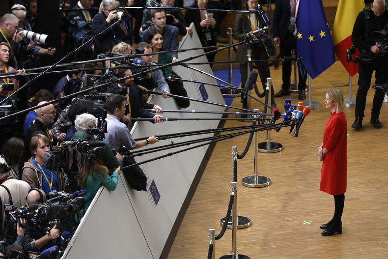 La primera ministra de Estonia, Kaja Kallas, habla con la prensa al llegar a la cumbre de la UE en Bruselas, el viernes 27 de octubre de 2023. (Foto AP/Omar La Habana)