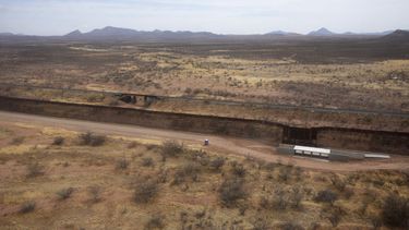 La vista en la frontera entre Estados Unidos y México, el jueves 3 de abril de 2025, en Douglas, Arizona. (AP Foto/Ross D. Franklin)
