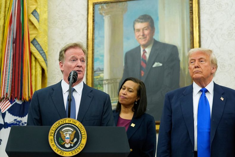 ARCHIVO - El comisionado de la NFL, Roger Goodell (desde la izquierda), habla mientras la alcaldesa del Distrito de Columbia, Muriel Bowser, y el presidente Donald Trump escuchan durante un evento para anunciar que el Draft de la NFL de 2027 se llevará a cabo en el National Mall, en la Oficina Oval de la Casa Blanca, el 5 de mayo de 2025, en Washington. (Foto AP/Alex Brandon, Archivo)
