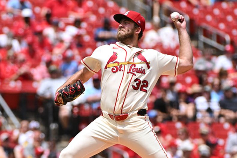 El lanzador de los Cardenales de San Luis, Matthew Liberatore, realiza un lanzamiento contra los Rojos de Cincinnati durante la primera entrada de un partido de béisbol el sábado 6 de junio de 2026, en San Luis. (Foto AP/Jeff Le)