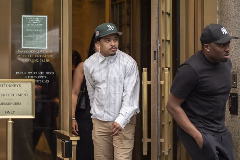 Justin Dior, hijo de Sean Combs, sale de un tribunal federal de Manhattan el martes 1 de julio de 2025, en Nueva York. (Foto AP/Yuki Iwamura)
