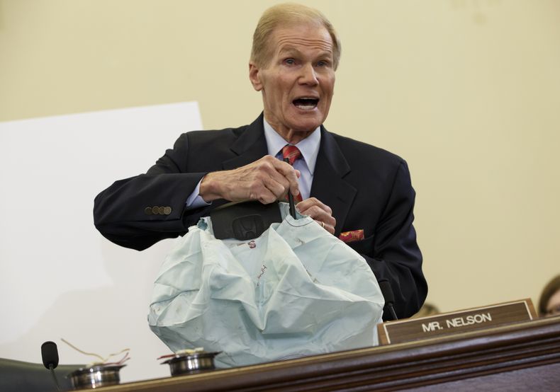ARCHIVO - En imagen del 20 de noviembre de 2014, el senador Bill Nelson, dem&oacute;crata de Florida y miembro del Comit&eacute; de Comercio del Senado, muestra las partes y funciones defectuosas de una bolsa de aire fabricada por el suministrador japon&e