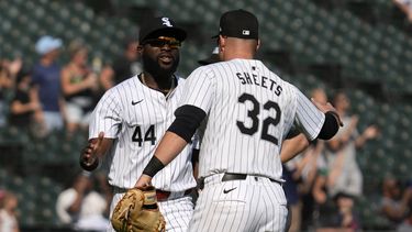 El cubano de los Medias Blancas de Chicago, Bryan Ramos (izquierda), celebra con Gavin Sheets luego del triunfo ante los Atléticos de Oakland en un juego de béisbol en Chicago, el domingo 15 de septiembre de 2024. (AP Foto/Nam Y. Huh)