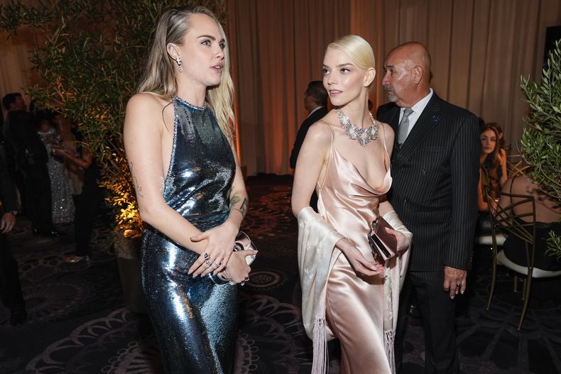 Cara Delevingne, izquierda, y Anya Taylor-Joy llegan a la 82ª edición de los Globos de Oro el domingo 5 de enero de 2025 en el Beverly Hilton de Beverly Hills, California (Foto AP/Chris Pizzello)
