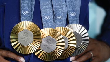 ARCHIVO - Simone Biles, de Estados Unidos, sostiene sus medallas después de la final de aparatos individuales de gimnasia artística femenina en el Bercy Arena en los Juegos Olímpicos de Verano de 2024, el lunes 5 de agosto de 2024, en París, Francia. (AP Foto/Charlie Riedel, Archivo)