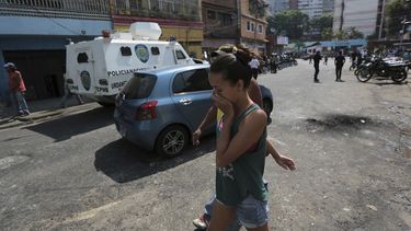 Multitud ataca a Maduro, suben a 3 los muertos en protestas