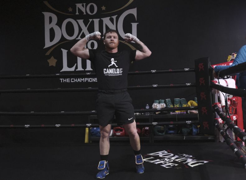 Saul Canelo Álvarez posa para una foto durante un entrenamiento en un gimnasio de Guadalajara, México, el lunes 17 de abril de 2023. (AP Foto/Refugio Ruiz)