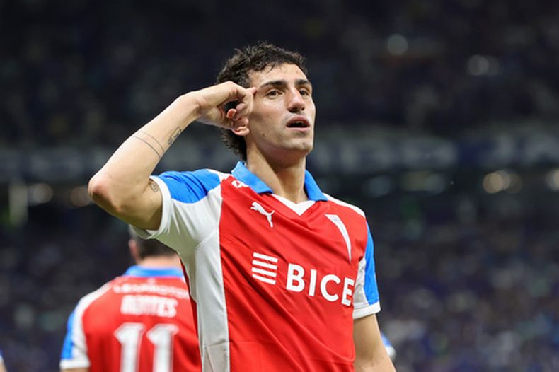 Justo Giani, de Universidad Católica de Chile, festeja luego de conseguir un tanto ante Cruzeiro en la Copa Libertadores, el miércoles 15 de abril de 2026 en Belo Horizonte (AP Foto/Gilson Lobo)