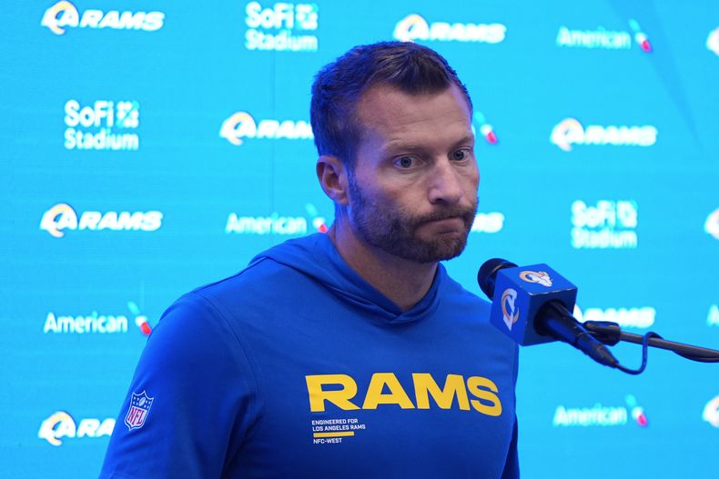 Sean McVay, entrenador de los Rams de Los Ángeles, habla en una conferencia de prensa tras la derrota ante los 49ers de San Francisco, el jueves 2 de octubre de 2025 (AP Foto/Marcio José Sánchez)