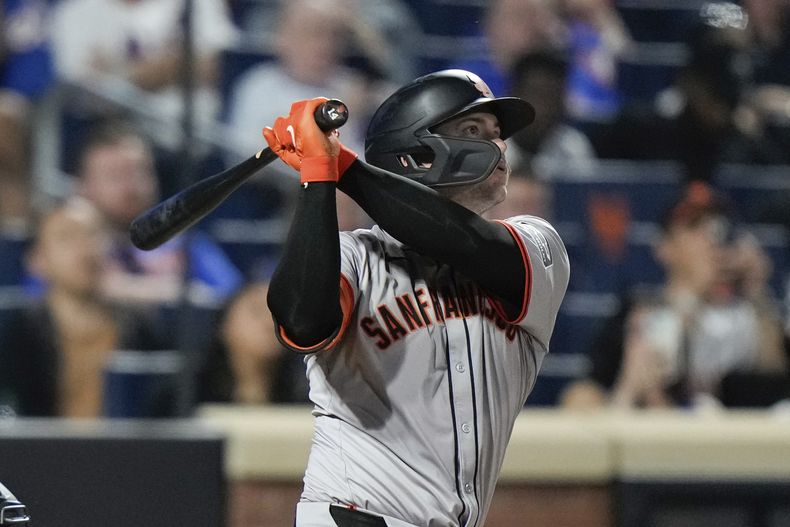 Patrick Bailey, de los Gigantes de San Francisco, batea un grand slam en el duelo ante los Mets de Nueva York, el viernes 24 de mayo de 2024 (AP Foto/Frank Franklin II)