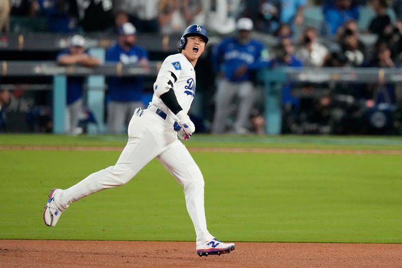 Shohei Ohtani después de batear un jonrón contra los Azulejos de Toronto en el séptimo inning del tercer juego de la Serie Mundial, el lunes 27 de octubre de 2025, en Los Ángeles. (AP Foto/Mark J. Terrill)