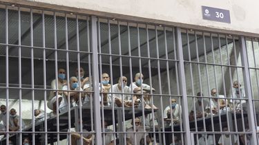 ARCHIVO – Varios prisioneros miran fuera de su celda mientras la secretaria de Seguridad Nacional, Kristi Noem, recorre el Centro de Confinamiento del Terrorismo en Tecoluca, El Salvador, el 26 de marzo de 2025. (AP Foto/Alex Brandon, Archivo)