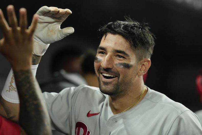 Nick Castellanos, de los Filis de Filadelfia, es felicitado tras conseguir un jonrón de dos carreras en el encuentro del martes 1 de agosto de 2023, ante los Marlins de Miami (AP Foto/Marta Lavandier)