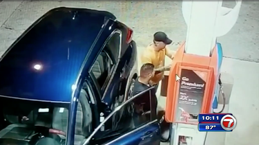 continua la busqueda de dos hombre que instalaron un lector de tarjetas en una gasolinera de miami