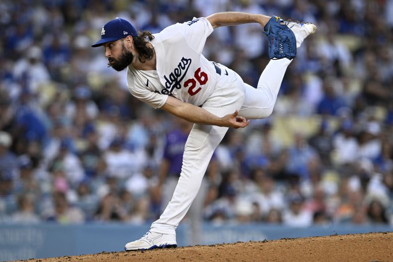 Tony Gonsolin, abridor de los Dodgers de Los Ángeles, hace un lanzamiento en el encuentro del sábado 12 de agosto de 2023, ante los Rockies de Colorado (AP Foto/Alex Gallardo)