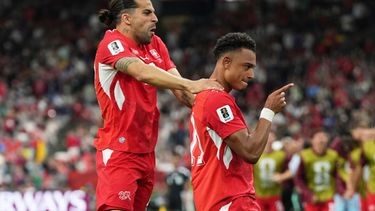 Dan Ndoye (derecha), de Suiza, festeja tras marcar ante Argelia en los dieciseisavos de final de la Copa del Mundo, el jueves 2 de julio de 2026 (AP Foto/Abbie Parr)