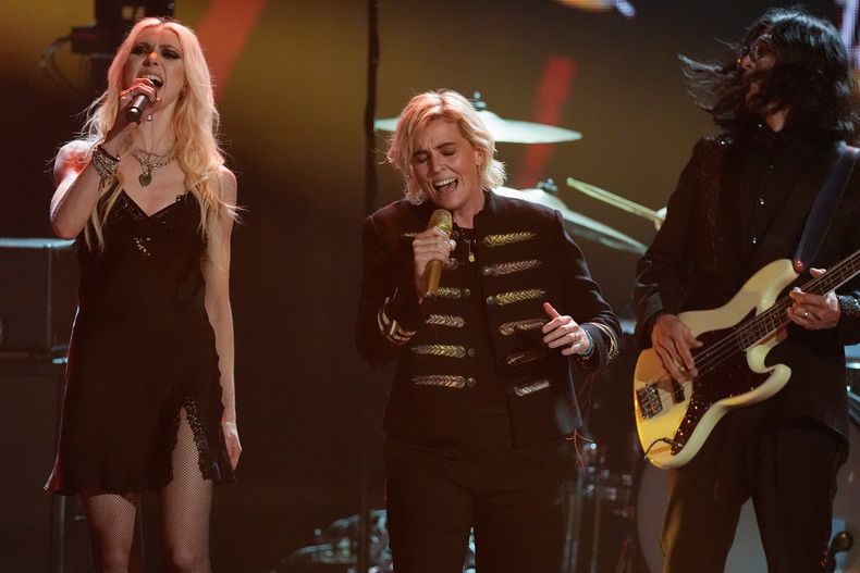 Taylor Momsen, de izquierda a derecha, durante su presentación con Brandi Carlile y el artista incorporado Hiro Yamamoto de Soundgarden, durante la ceremonia de incorporación al Salón de la Fama del Rock and Roll de 2025 el sábado 8 de noviembre de 2025 en L.A. Live en Los Ángeles. (Foto AP/Chris Pizzello)