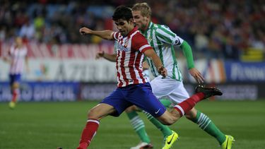 americateve | Diego Costa se apresta a anotar un gol en el partido de Atl&eacute;tico de Madrid con Betis el 27 de octubre del 2013 en Madrid. Diego Costa, nacido en Brasil, le dio la espalda a su pa&iacute;s de origen y decidi&oacute; representar a Espa&ntilde;a en la