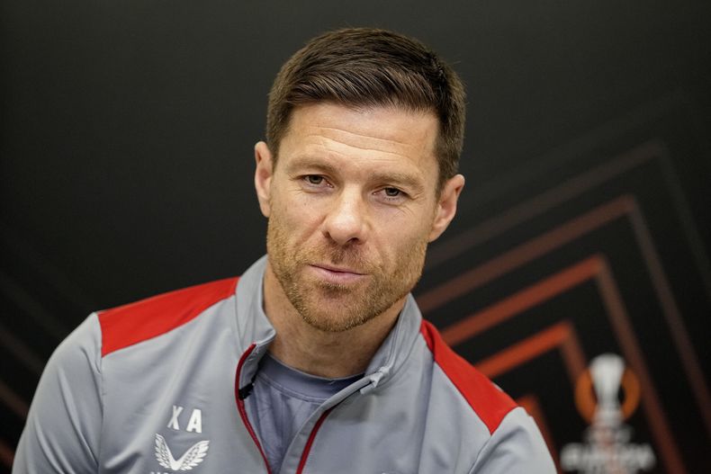 El técnico del Bayer Leverkusen Xabi Alonso durante una rueda de prensa previo al partido contra West Ham en los cuartos de final de la Liga Europa, el miércoles 10 de abril de 2024.(AP Foto/Martin Meissner)
