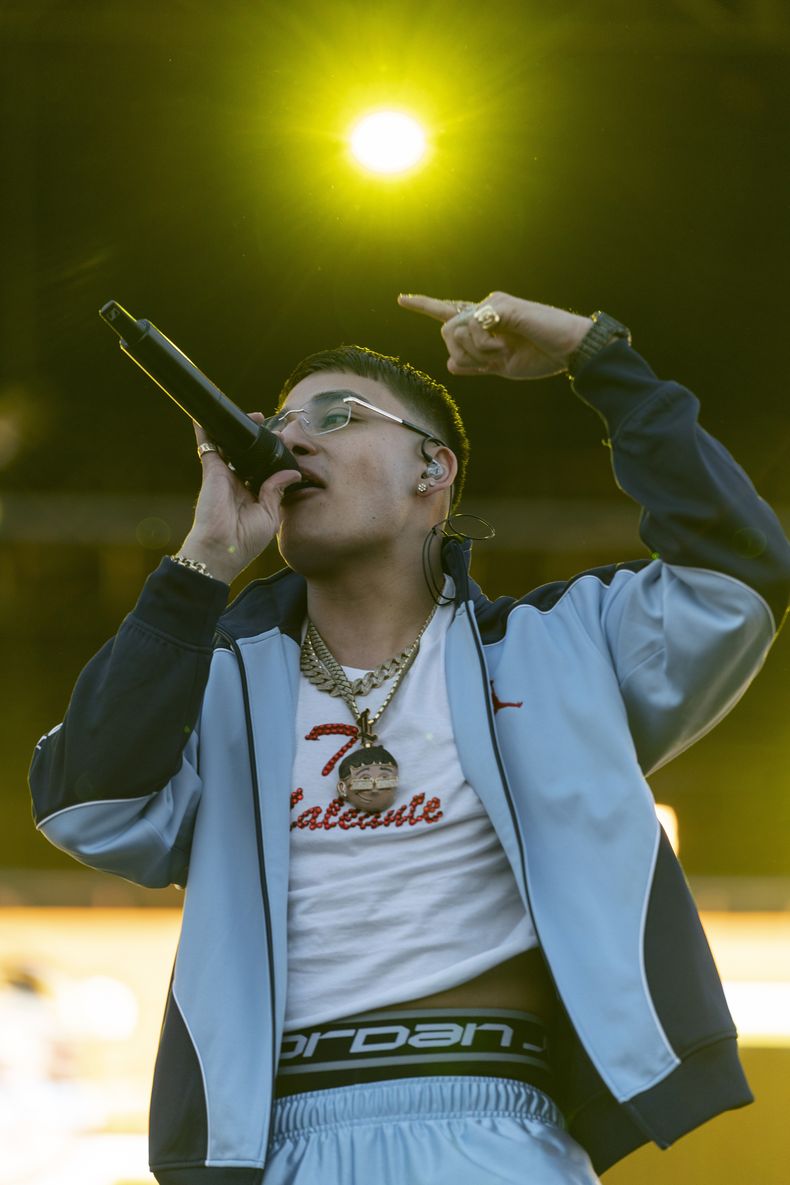 El cantante mexicano El Malilla durante su concierto en el Coca-Cola Flow Fest en la Ciudad de México el domingo 24 de noviembre de 2024. (Foto AP/Félix Márquez)