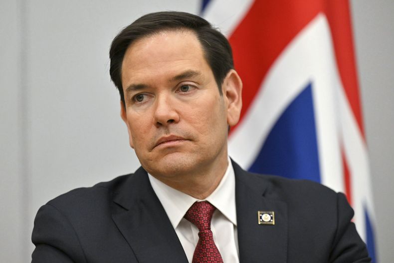 El secretario de Estado de Estados Unidos, Marco Rubio, durante una reunión al margen de la reunión de ministros de Asuntos Exteriores de la OTAN en la sede de la OTAN en Bruselas, el viernes 4 de abril de 2025. (Nicolas Tucat, Pool Photo via AP)