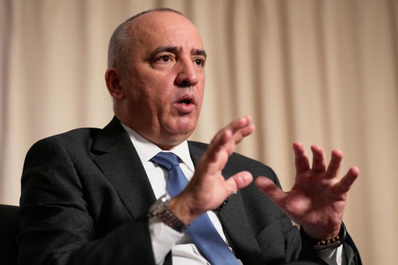 Ernesto Soberón Guzmán, embajador de Cuba ante Naciones Unidas, habla con reporteros en Nueva York, el jueves 23 de abril de 2026. (AP Foto/Seth Wenig)