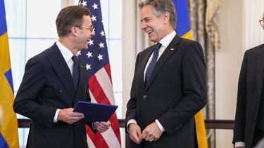 El secretario de Estado de EEUU, Antony Blinken, a la derecha, junto al primer ministro sueco, Ulf Kristersson, antes de oficializar la adhesión de Suecia a la OTAN en la Sala Benjamin Franklin del Departamento de Estado, el jueves 7 de marzo de 2024, en Washington. (Foto AP/Jess Rapfogel)