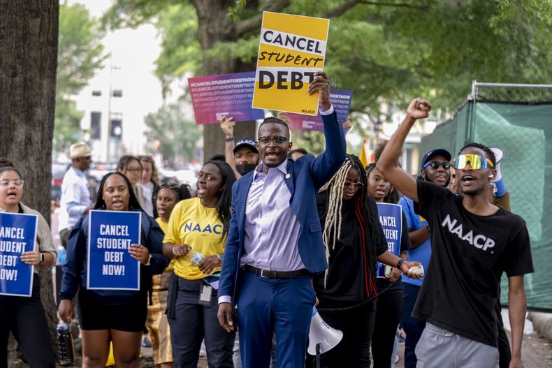 ARCHIVO - Un grupo de personas realiza una protesta en el Parque Lafayette frente a la Casa Blanca, en Washington, el viernes 30 de junio de 2023, luego que una Corte Suprema claramente dividida falló que el gobierno del presidente Joe rebasó su autoridad al tratar de cancelar o reducir las deudas estudiantiles para millones de estadounidenses. (AP Foto/Andrew Harnik, archivo)
