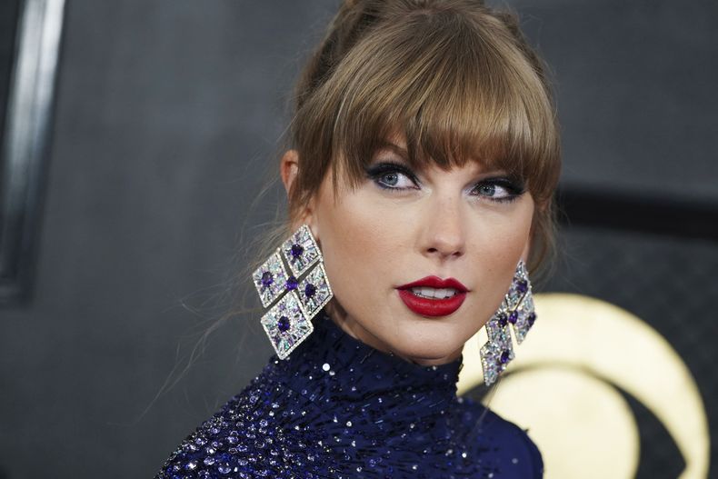 ARCHIVO - Taylor Swift llega a la 65ª entrega anual de los premios Grammy, el 5 de febrero de 2023, en Los Ángeles. La estrella del pop ha colocado oficialmente más álbumes en el No. 1 que cualquier otra mujer en la historia. La vicegobernadora de California y otros funcionarios electos instaron a Taylor Swift el martes 1 de agosto a posponer sus conciertos en Los Angeles como una forma de solidarizarse con los trabajadores hoteleros en huelga. (Foto Jordan Strauss/Invision/AP, archivo)