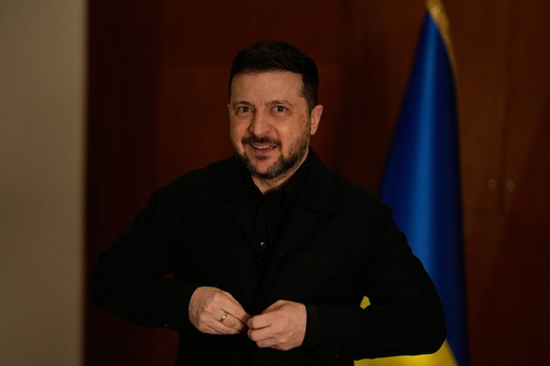 El presidente de Ucrania, Volodymyr Zelenskyy, durante una entrevista con The Associated Press, el sábado 4 de abril de 2025, en Estambul. (AP Foto/Khalil Hamra)