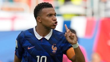 Kylian Mbappé, de Francia, festeja tras anotar el tercer gol de su equipo ante Inglaterra, en el encuentro por el tercer puesto del Mundial, el sábado 18 de julio de 2026 (AP Foto/Rebecca Blackwell)