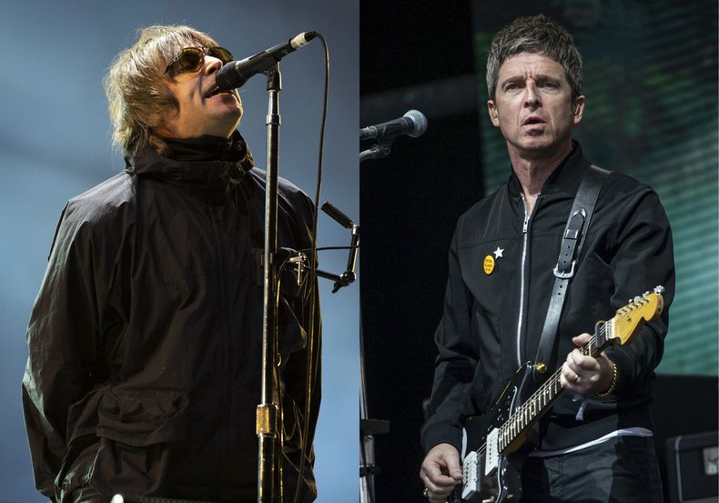 Liam Gallagher actúa en el Reading Music Festival, Inglaterra, el 29 de agosto de 2021, izquierda, y Noel Gallagher actúa en el Festival de Glastonbury en Worthy Farm, Somerset, Inglaterra, el 25 de junio de 2022. (Foto AP)