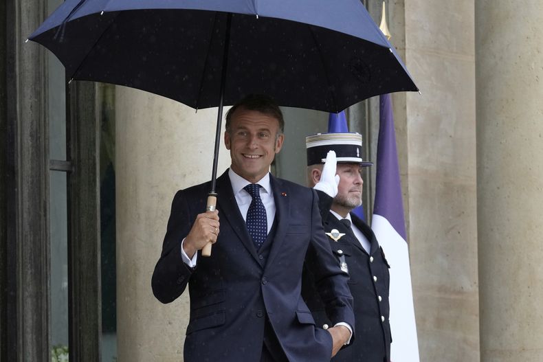 El presidente francés Emmanuel Macron en el Palacio de los Elíseos en París el 24 de julio del 2025. (AP foto/Michel Euler)