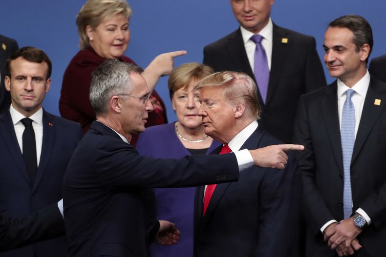 ARCHIVO - El secretario general de la OTAN Jens Stoltenberg, en primer plano a la izquierda, habla con el presidente estadounidense Donald Trump tras una foto de grupo en una reunión de miembros de la OTAN en el hotel The Grove, el 4 de diciembre de 2019, en Watford, Hertfordshire, Inglaterra. (AP Foto/Francisco Seco, archivo)