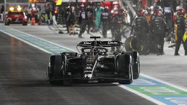 El piloto de Alfa Romeo Valtteri Bottas sale de los pits durante el Gran Premio de Las Vegas de la Fórmula Uno el sábado 18 de noviembre de 2023. (AP Foto/Darron Cummings, POOL)