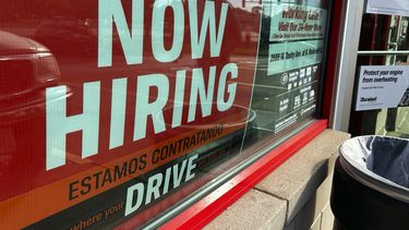 Un anuncio de empleo es exhibido en una tienda minorista en Wheeling, Illinois, el domingo 24 de septiembre de 2023. (AP Foto/Nam Y. Huh)