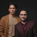 ARCHIVO - El actor Enzo Vogrincic, izquierda, y el director J. A. Bayona posan para un retrato para promover la película La sociedad de la nieve el 27 de octubre de 2023, en Los Ángeles. La sociedad de la nieve fue la película más galardonada de los Premios Platino el 20 de abril de 2024. (Foto AP/Ashley Landis, archivo)