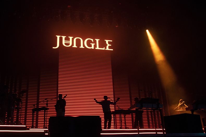 La banda britácnia Jungle durante su concierto en el festival Corona Capital en la Ciudad de México, el sábado 18 de noviembre de 2023. (Foto AP/Alejandro Godínez)