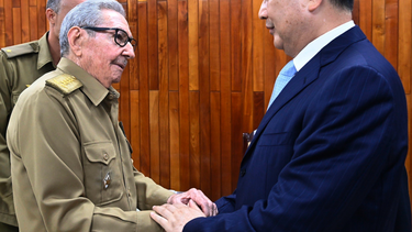 raul castro reaparece junto a alto funcionario chino en medio de rumores sobre su salud