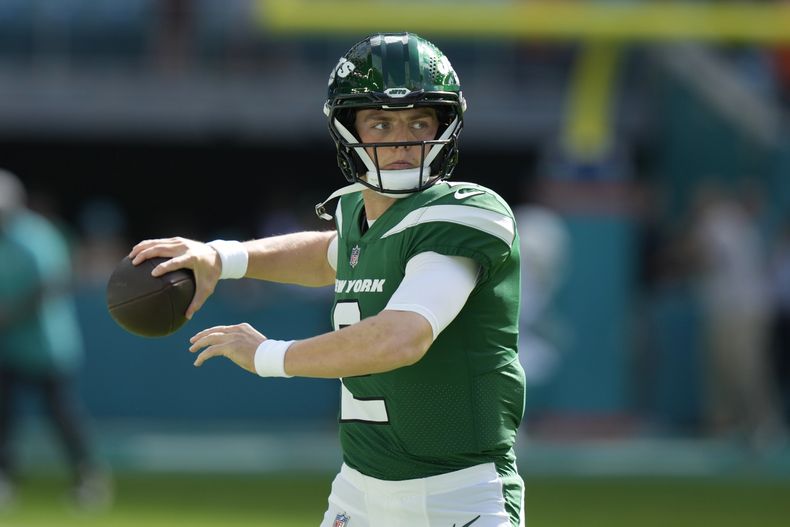 ARCHIVO - El mariscal de campo de los Jets de Nueva York, Zach Wilson (2), calienta antes de un partido de fútbol americano de la NFL contra los Dolphins de Miami, el domingo 17 de diciembre de 2023, en Miami Gardens, Florida. El gerente general Joe Douglas no se comprometió sobre el futuro del mariscal de campo, quien recibió permiso de los Jets durante la temporada baja para buscar un canje después de tres años decepcionantes desde que fue la segunda selección global en el draft de la NFL. (AP Foto/Lynne Sladky, Archivo)