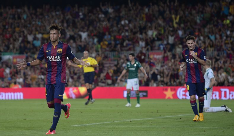 El jugador del Barcelona, Neymar, izquierda, festeja tras anotar un gol contra el Le&oacute;n en un partido amistoso el lunes, 18 de agosto de 2014, en Barcelona. (AP Photo/Manu Fernandez)