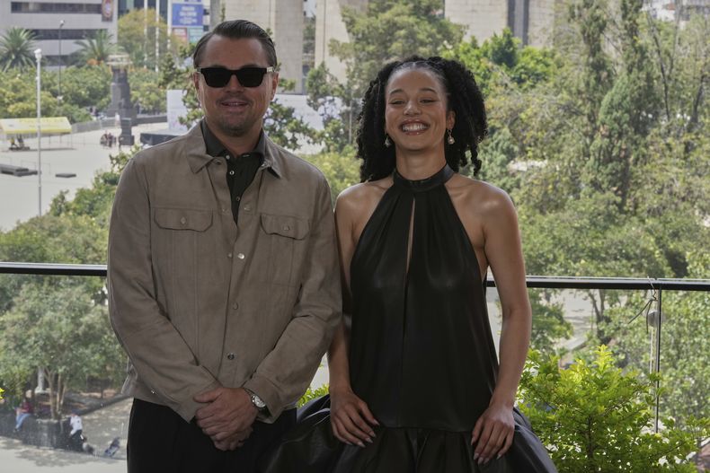 Leonardo DiCaprio, a la izquierda, y Chase Infiniti posan durante una sesión fotográfica para la película One Battle After Another en la Ciudad de México, el jueves 18 de septiembre de 2025. (Foto AP/Eduardo Verdugo)