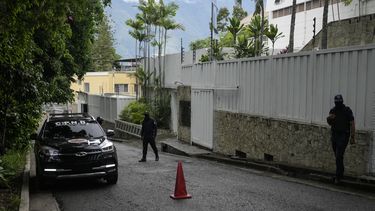 ARCHIVO - Una patrulla de la policía estacionada afuera del complejo diplomático de Argentina donde algunos miembros de la oposición venezolana se refugiaron, en Caracas, Venezuela, el 31 de julio de 2024. (AP Foto/Matias Delacroix, Archivo)