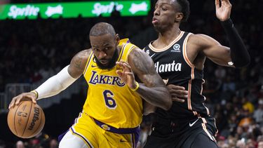 James anota 47 en cumpleaños y Lakers ganan 130-121 a Hawks