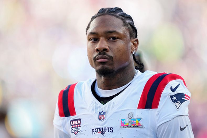 ARCHIVO - Stefon Diggs, wide receiver de los Patriots de Nueva Inglaterra, camina en el campo previo al Super Bowl 60 contra los Seahawks de Seattle, el domingo 8 de febrero de 2026, en Santa Clara, California. (AP Foto/Julio Cortez, Archivo)