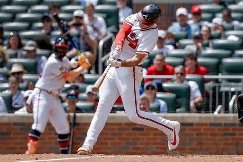 Matt Olson (de los Bravos de Atlanta) conecta un jonrón solitario contra los Nacionales de Washington durante la cuarta entrada de un partido de béisbol, el domingo 2 de agosto de 2026, en Atlanta. (Foto AP/Erik S. Lesser)