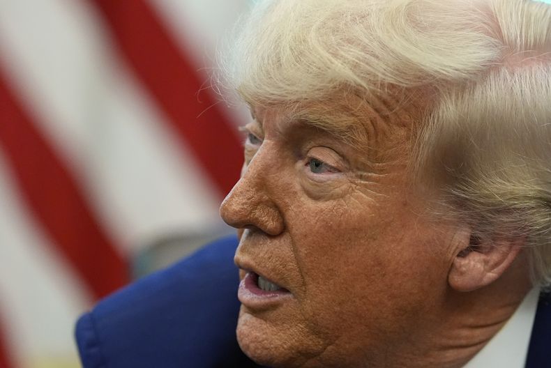 El presidente Donald Trump habla en la Oficina Oval de la Casa Blanca, el martes 20 de mayo de 2025, en Washington. (AP Foto/Alex Brandon)