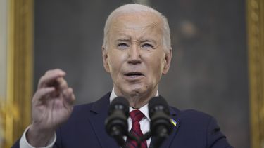 El presidente Joe Biden habla antes de aprobar un paquete de ayuda por 95.000 millones de dólares para Ucrania, que también incluye asistencia para Israel y Taiwán, en el Comedor Estatal de la Casa Blanca, el miércoles 24 de abril de 2024, en Washington. (AP Foto/Evan Vucci)