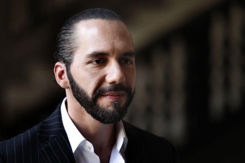 ARCHIVO - El presidente de El Salvador, Nayib Bukele, habla con la prensa en el Palacio Nacional de México en la Ciudad de México, el 12 de marzo de 2019. Las autoridades salvadoreñas liberaron el 17 de abril de 2024 al padre del futbolista salvadoreño Marcelo El Chiky Díaz después que el deportista de la selección salvadoreña publicó en las redes sociales un pedido de liberación afirmando que su padre fue arrestado injustamente como presunto miembro de una pandilla cuando se dirigía a verlo jugar. (AP Foto/Marco Ugarte, Archivo)